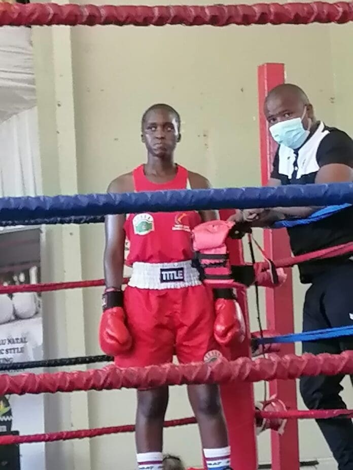Boxing Young boxer raising the bar