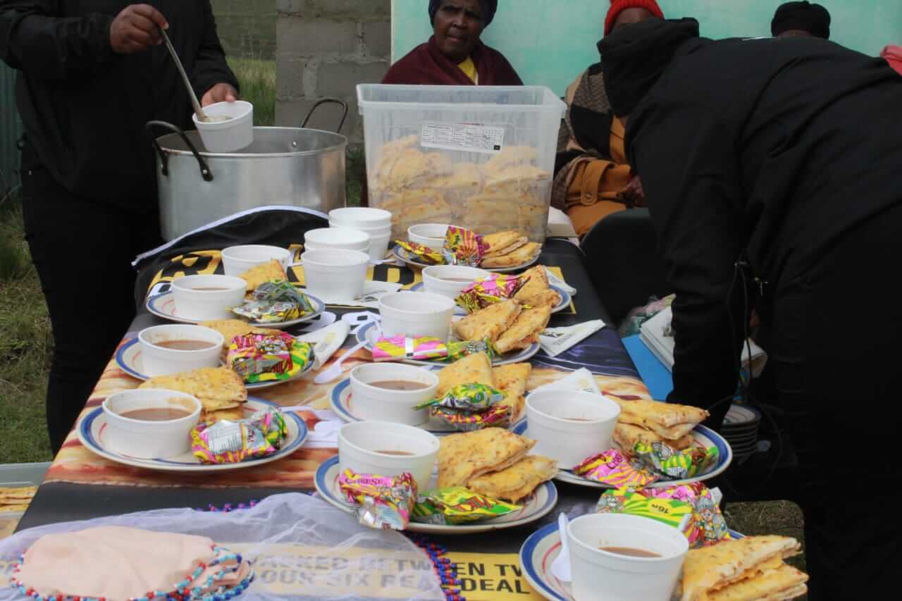 Elderly people of Ilinge Old age home had an early Christmas this year.