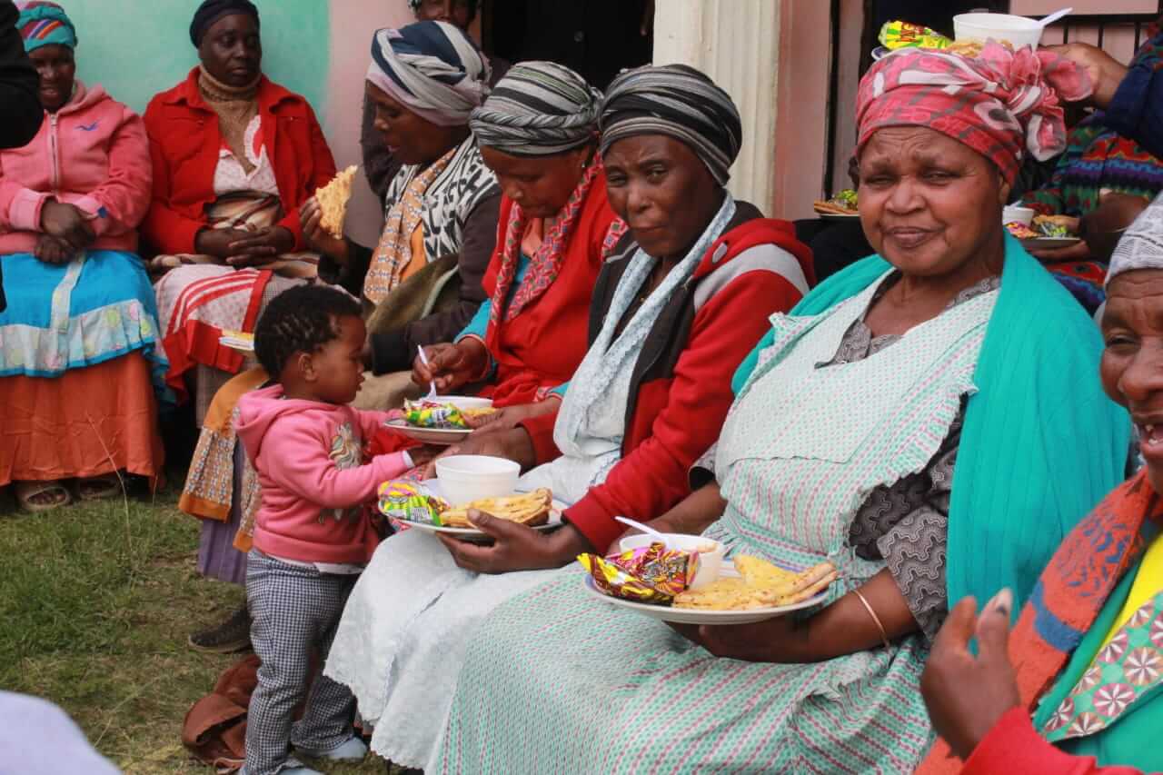 Elderly people of Ilinge Old age home had an early Christmas this year.