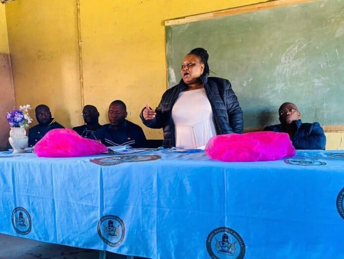 Namhlanje, umasipala wasekuhlaleni iWinnie Madikizela-Mandela ukhokhelwe nguSodolophu, uCllr TD Mafumbatha kunye namalungu esigqeba sakhe banikezele ngokusesikweni onokontilaka abazolungisa iindlela kwiWadi ezintandathu namhlanje.