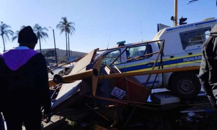 ARMED ROBBERY ROCKS BIZANA, LEAVES POLICE OFFICER DEAD, ROADS CLOSED ARMED ROBBERY ROCKS BIZANA, LEAVES POLICE OFFICER DEAD, ROADS CLOSED
