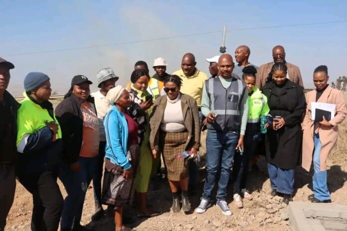 Kumkani Mhlontlo Delivers Upgraded Mthozela Road Early Kumkani Mhlontlo delivers upgraded mthozela road early