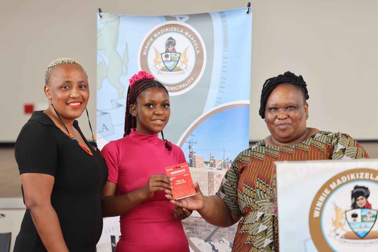 Elderly and orphans receive Christmas gifts in Mbizana (3)