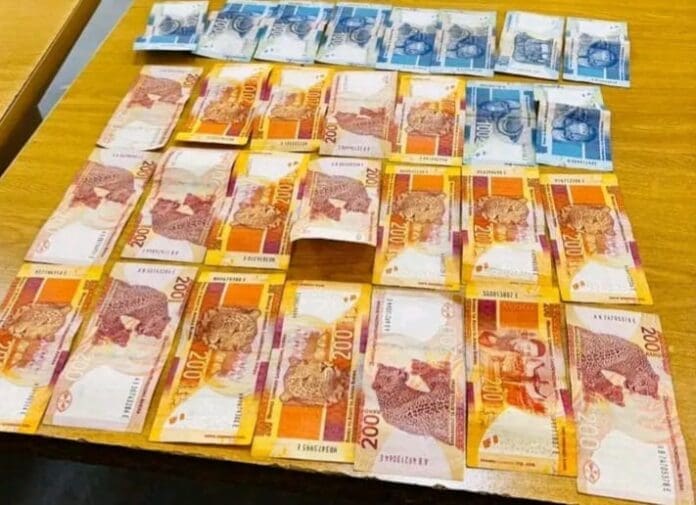 OR Tambo police reject bribe, arrest armed suspect